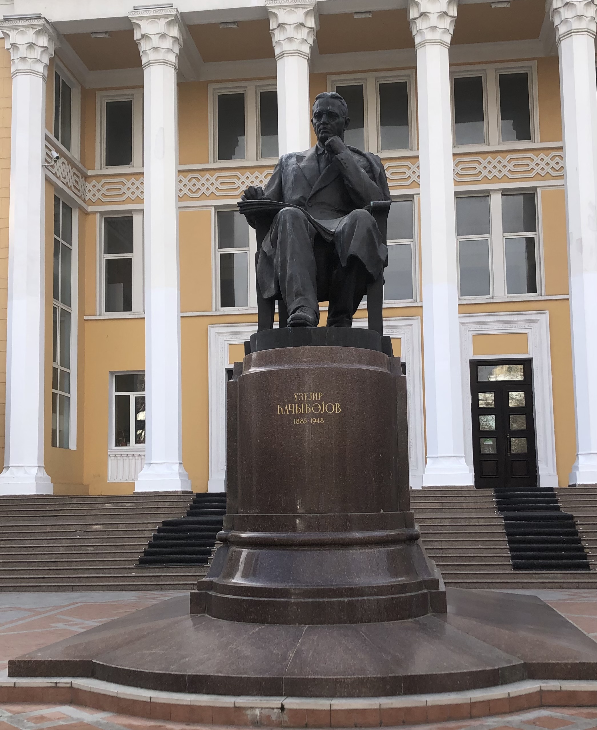Памятник перед Музыкальной  Академией